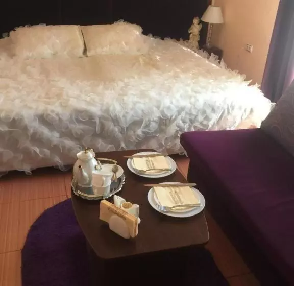 مسافرخانه Ronai Holl Guest House