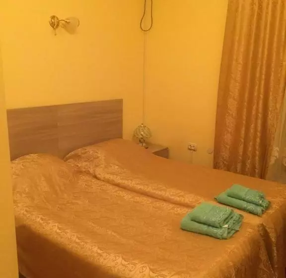 مسافرخانه Ronai Holl Guest House