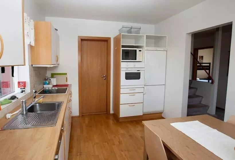 پانسیون Grund Guesthouse
