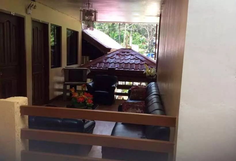 ホテル La Casa Teresa Tourist Inn Inc