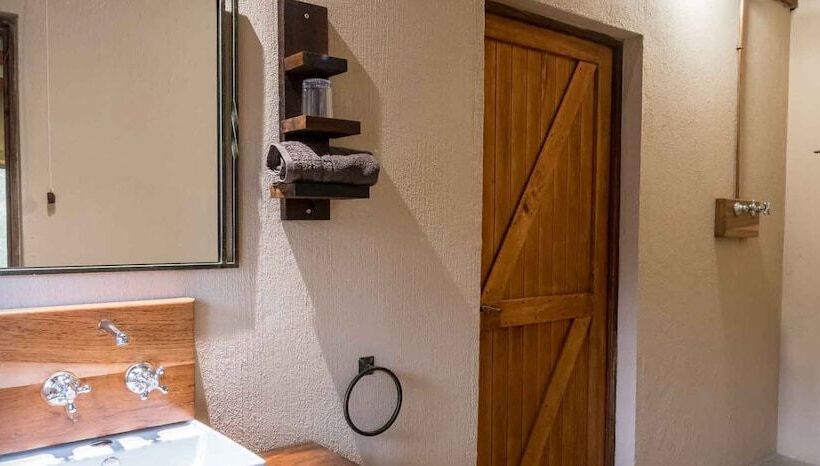 هتل The Island River Lodge