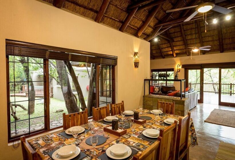 هتل The Island River Lodge