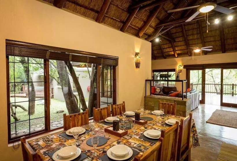 ホテル The Island River Lodge