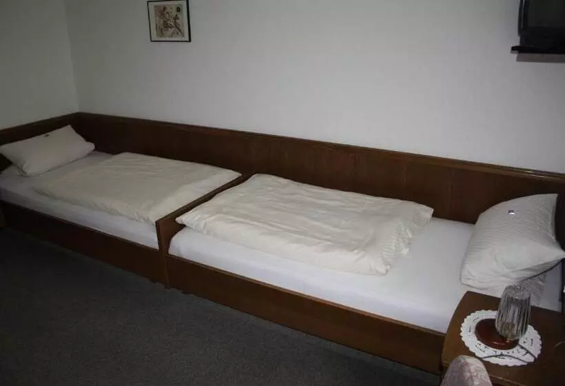 Hotelli Gasthof Pension Hunaustuben