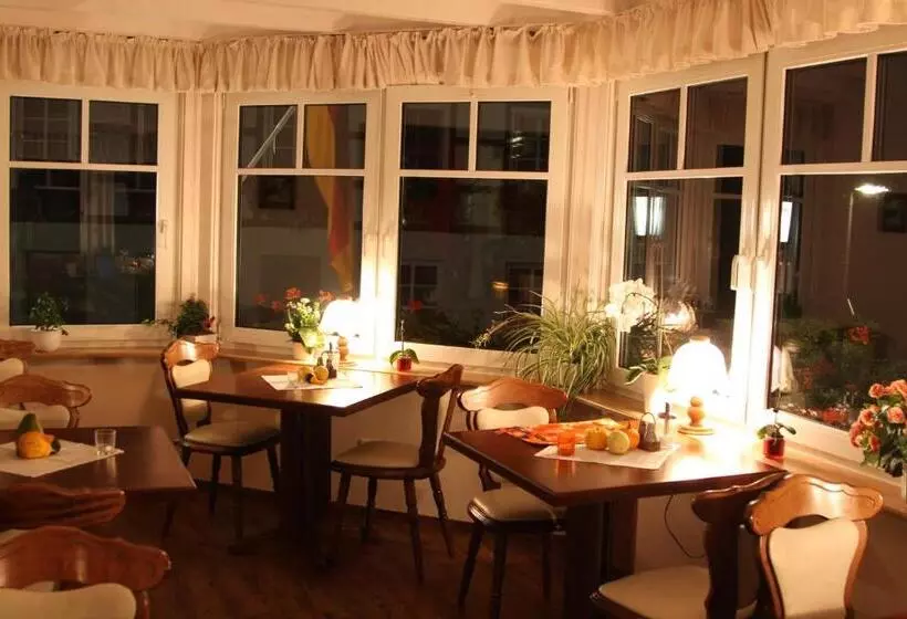 Hotelli Gasthof Pension Hunaustuben