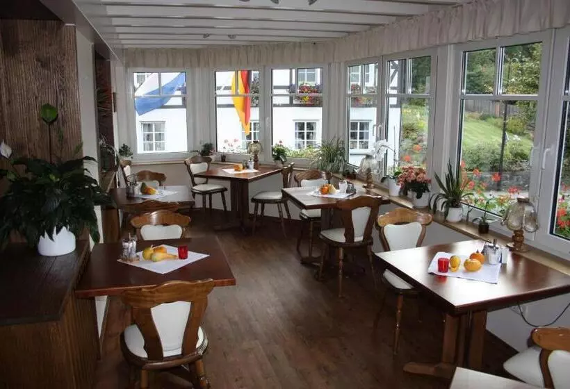 Hotelli Gasthof Pension Hunaustuben
