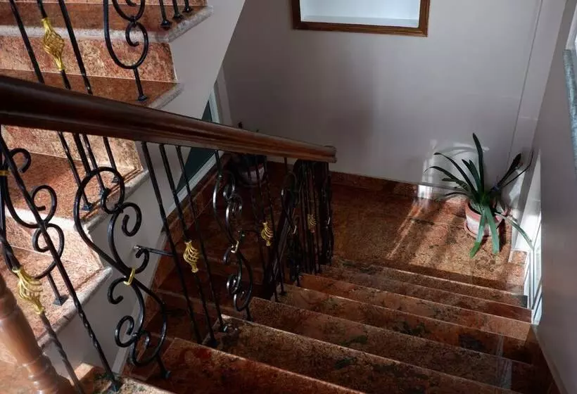 تختخواب و صبحانه Shine Nepal Homestay