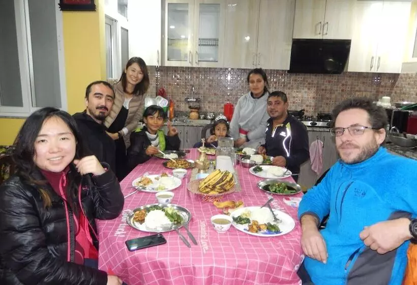 تختخواب و صبحانه Shine Nepal Homestay