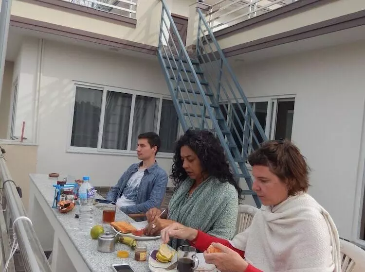 تختخواب و صبحانه Shine Nepal Homestay