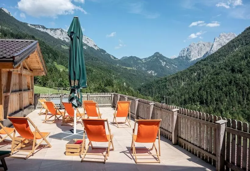 Hotelli Berg K Hof Kaisertal  Alpine Hideaway
