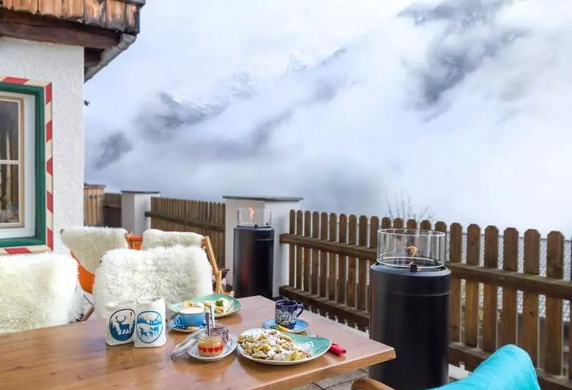 Hotelli Berg K Hof Kaisertal  Alpine Hideaway