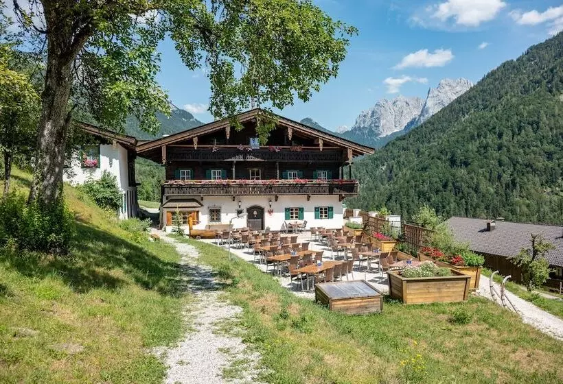 Hotelli Berg K Hof Kaisertal  Alpine Hideaway