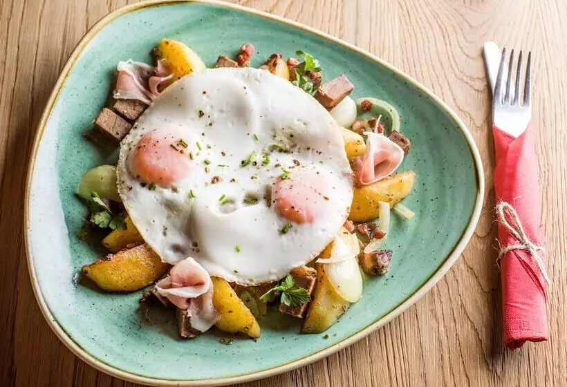 Hotelli Berg K Hof Kaisertal  Alpine Hideaway