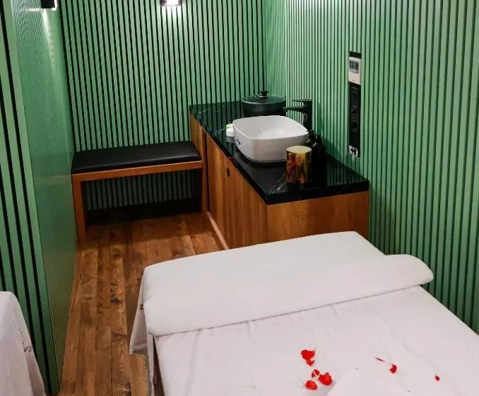 Nova Plaza Crystal Hotel & Spa