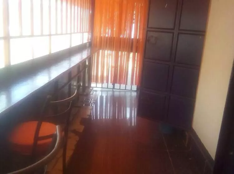 تختخواب و صبحانه The Hub Guest House