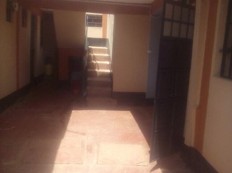 تختخواب و صبحانه The Hub Guest House