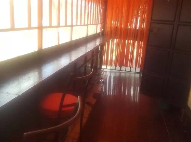 تختخواب و صبحانه The Hub Guest House