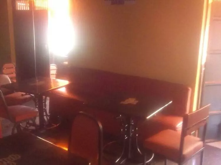 تختخواب و صبحانه The Hub Guest House