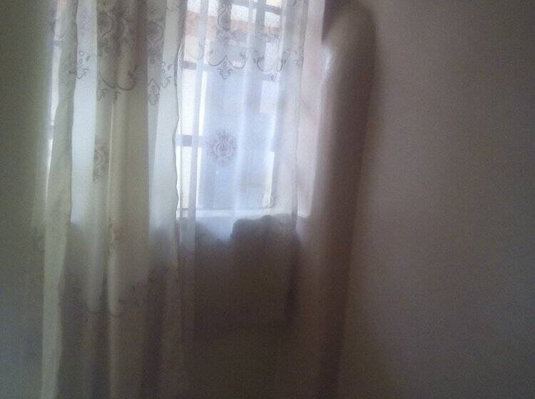 تختخواب و صبحانه The Hub Guest House