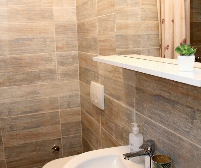 بنسيون Old Theatre Rooms And Apartments