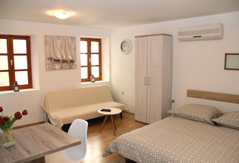 بنسيون Old Theatre Rooms And Apartments