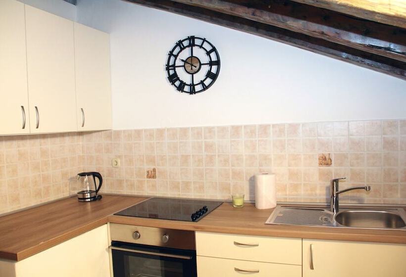 بنسيون Old Theatre Rooms And Apartments