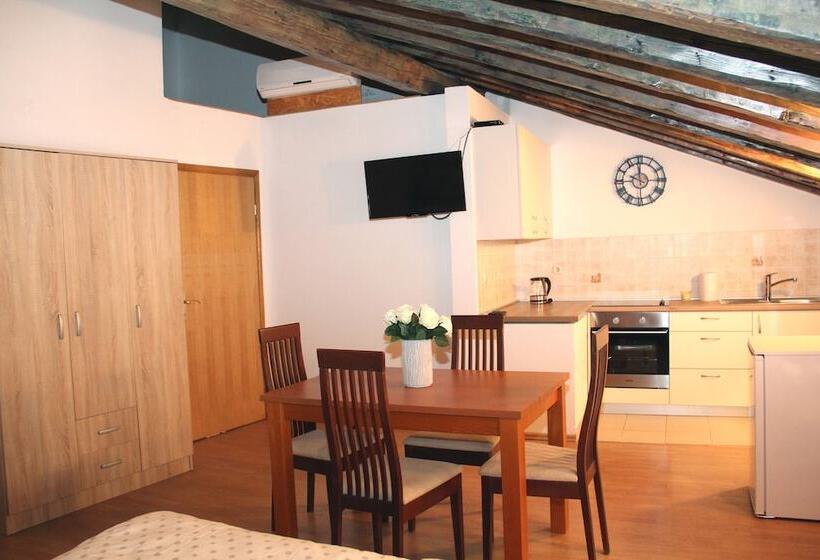 بنسيون Old Theatre Rooms And Apartments