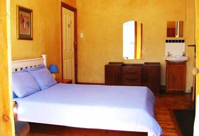 Carnival Court Backpackers   Hostel