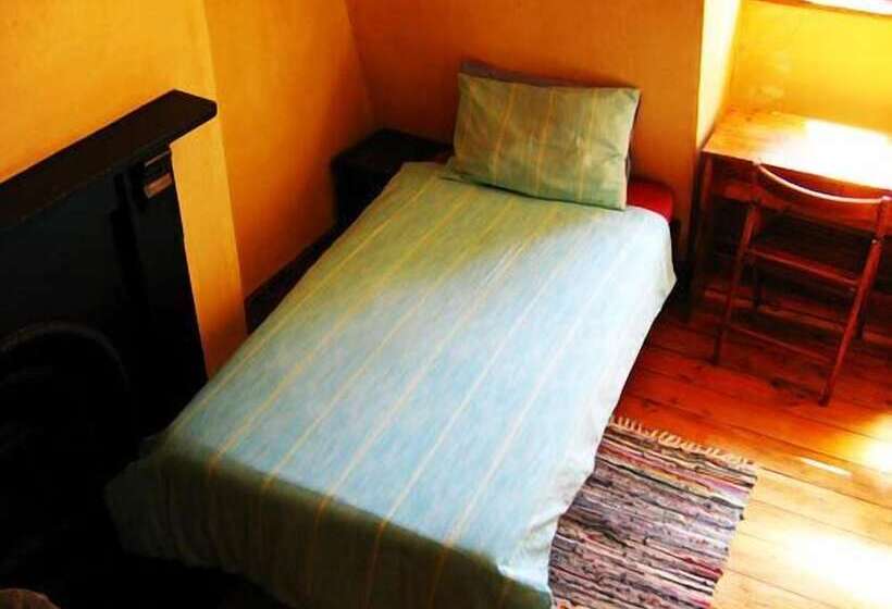 Carnival Court Backpackers   Hostel