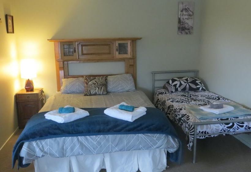 Bed and Breakfast Kiwi Cabin And Homestay At Koru With Hot Tub