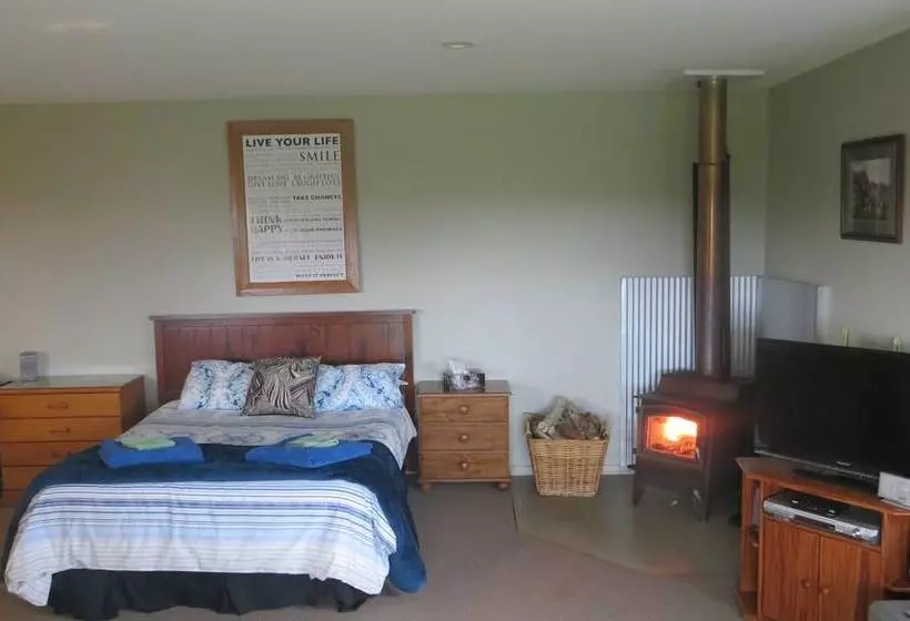 Aamiaismajoitus (B&B) Kiwi Cabin And Homestay At Koru With Hot Tub