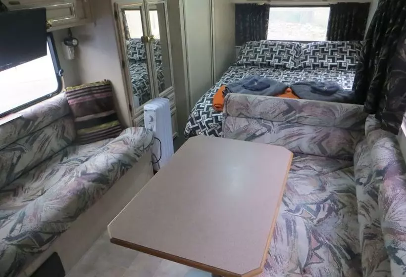 Aamiaismajoitus (B&B) Kiwi Cabin And Homestay At Koru With Hot Tub