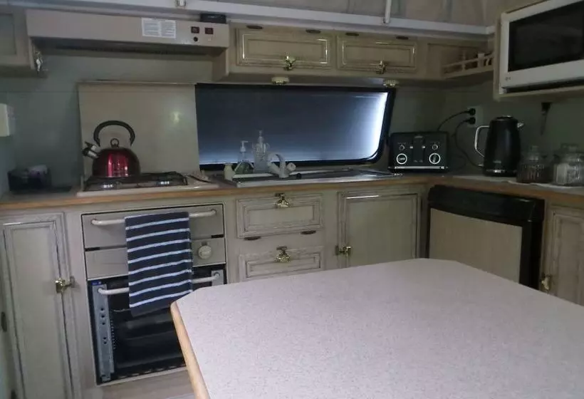 Aamiaismajoitus (B&B) Kiwi Cabin And Homestay At Koru With Hot Tub