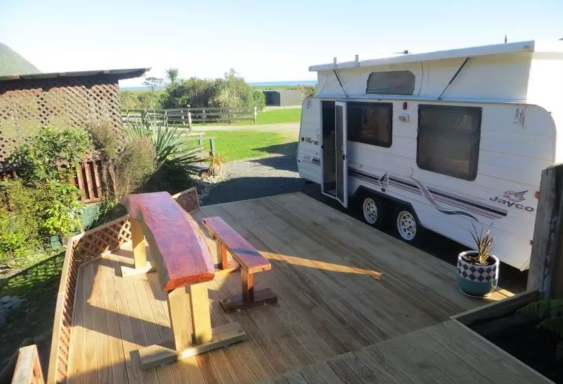 Aamiaismajoitus (B&B) Kiwi Cabin And Homestay At Koru With Hot Tub