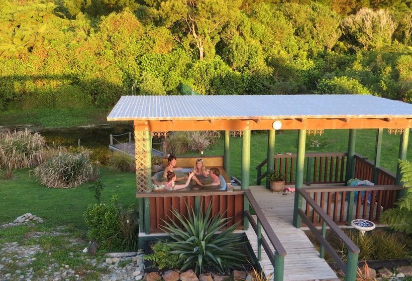 Bed and Breakfast Kiwi Cabin And Homestay At Koru With Hot Tub