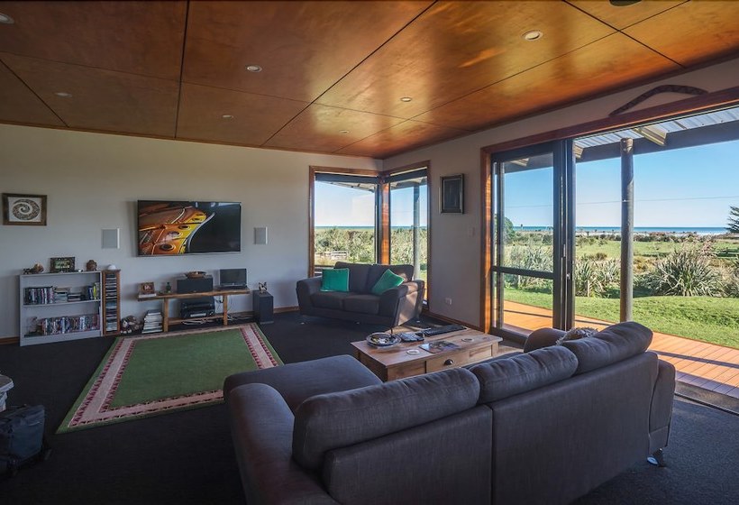 Bed and Breakfast Kiwi Cabin And Homestay At Koru With Hot Tub