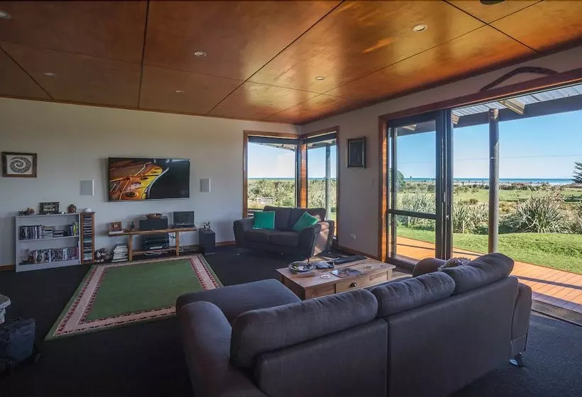 Aamiaismajoitus (B&B) Kiwi Cabin And Homestay At Koru With Hot Tub