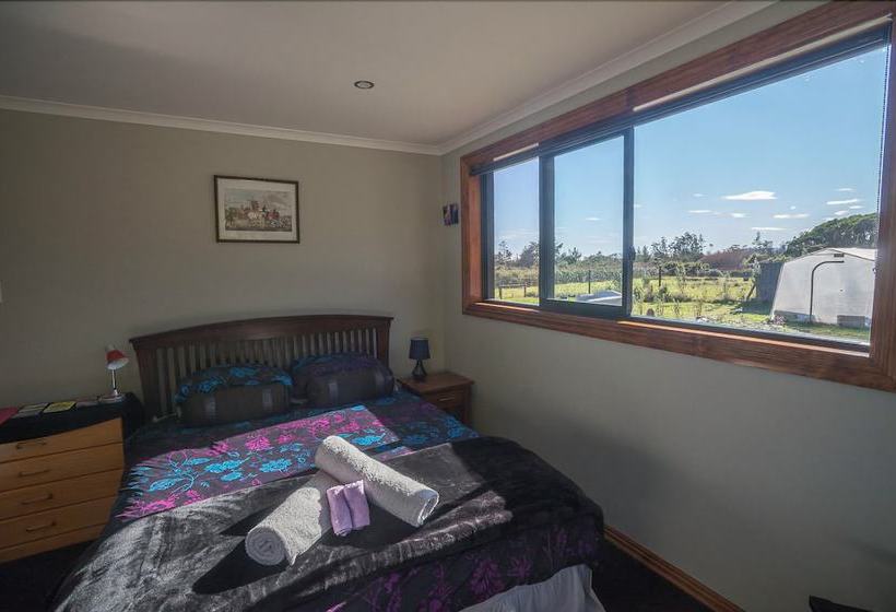 Bed and Breakfast Kiwi Cabin And Homestay At Koru With Hot Tub