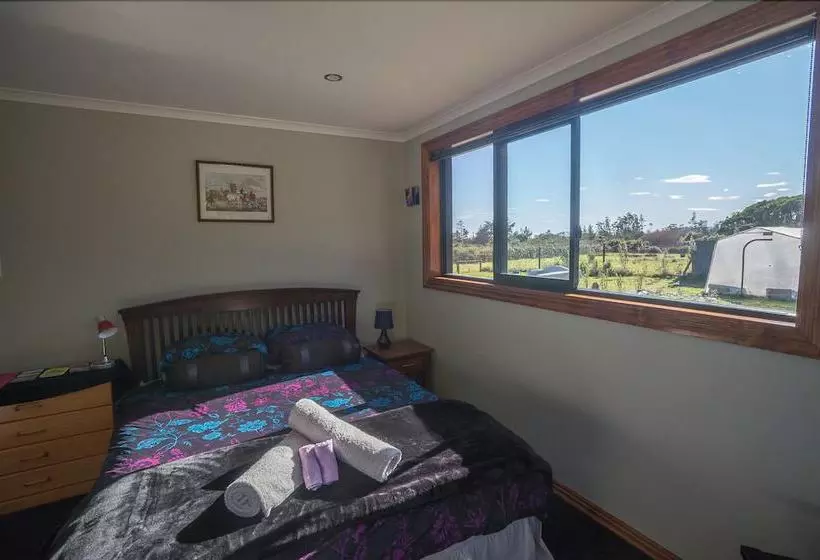 Aamiaismajoitus (B&B) Kiwi Cabin And Homestay At Koru With Hot Tub