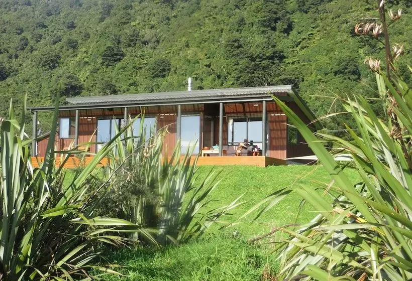 Aamiaismajoitus (B&B) Kiwi Cabin And Homestay At Koru With Hot Tub