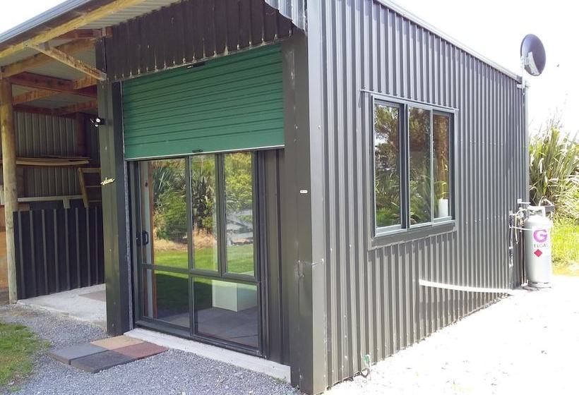 Bed and Breakfast Kiwi Cabin And Homestay At Koru With Hot Tub