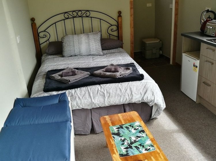 Bed and Breakfast Kiwi Cabin And Homestay At Koru With Hot Tub