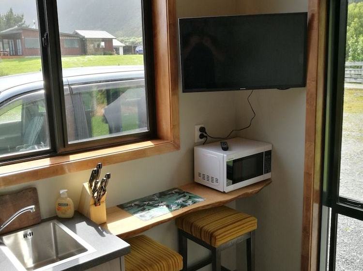 Bed and Breakfast Kiwi Cabin And Homestay At Koru With Hot Tub