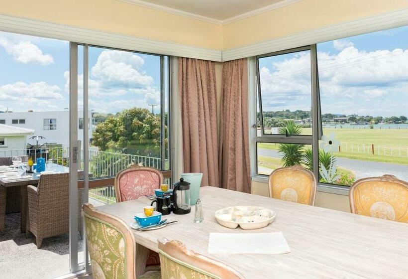 Waitangi Beach House