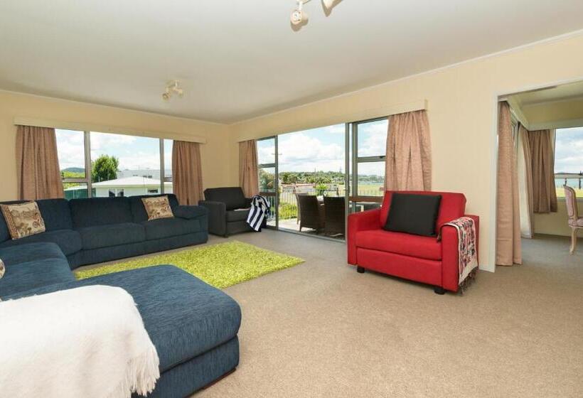 Waitangi Beach House