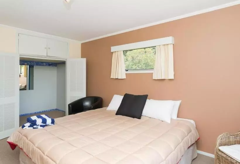 Waitangi Beach House