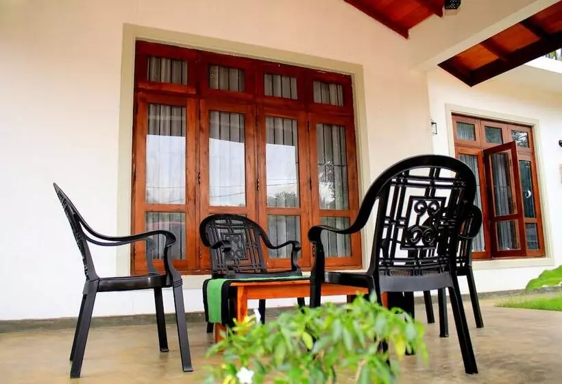 تختخواب و صبحانه Seasons Villa