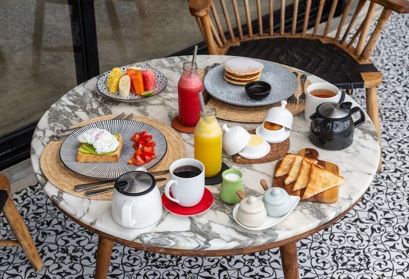 ホテル The Sandhya