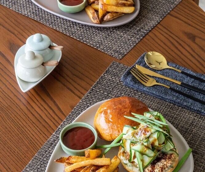 ホテル The Sandhya