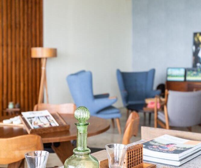 ホテル The Sandhya